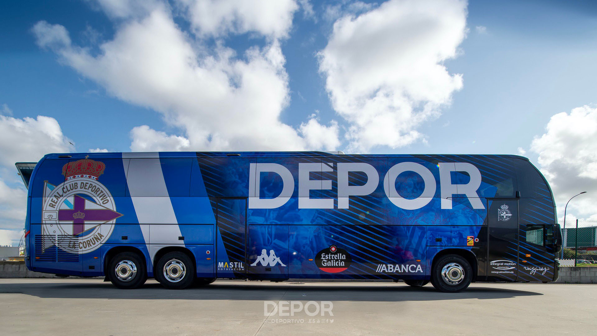 El Autob S Oficial Del Rc Deportivo Estrena Nueva Imagen Con Anosaforza