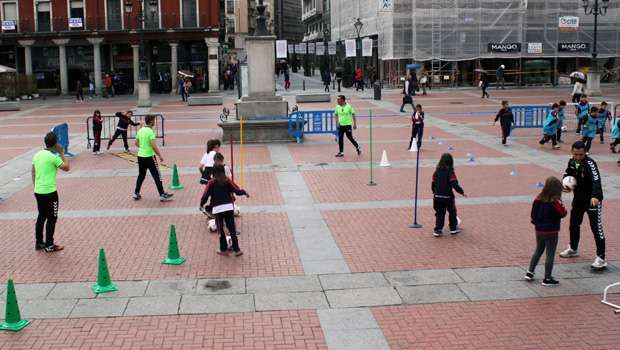 La Escuela de Fútbol participa en el Día de la Educación Física en la