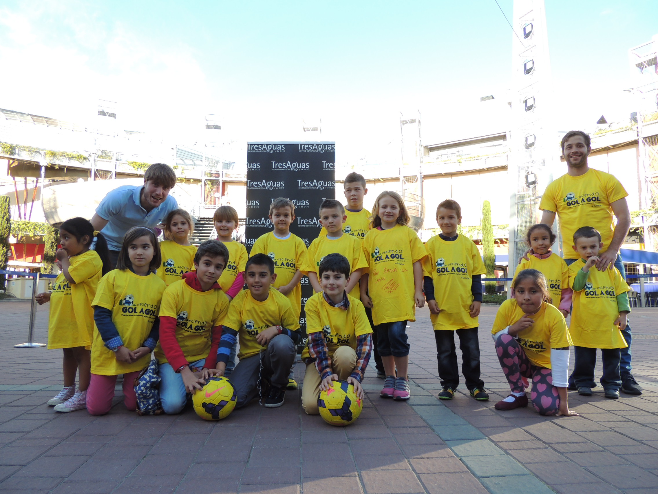Antonio Martínez y Mikel Iribas compartieron juegos con los peques en