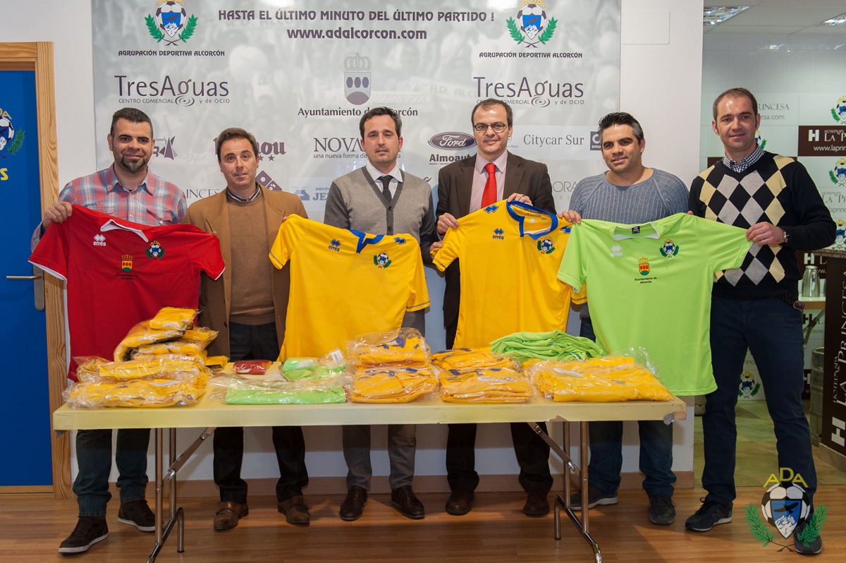 La A.D. Alcorcón Entregó Nuevas Equipaciones Al Equipo De Veteranos Del ...