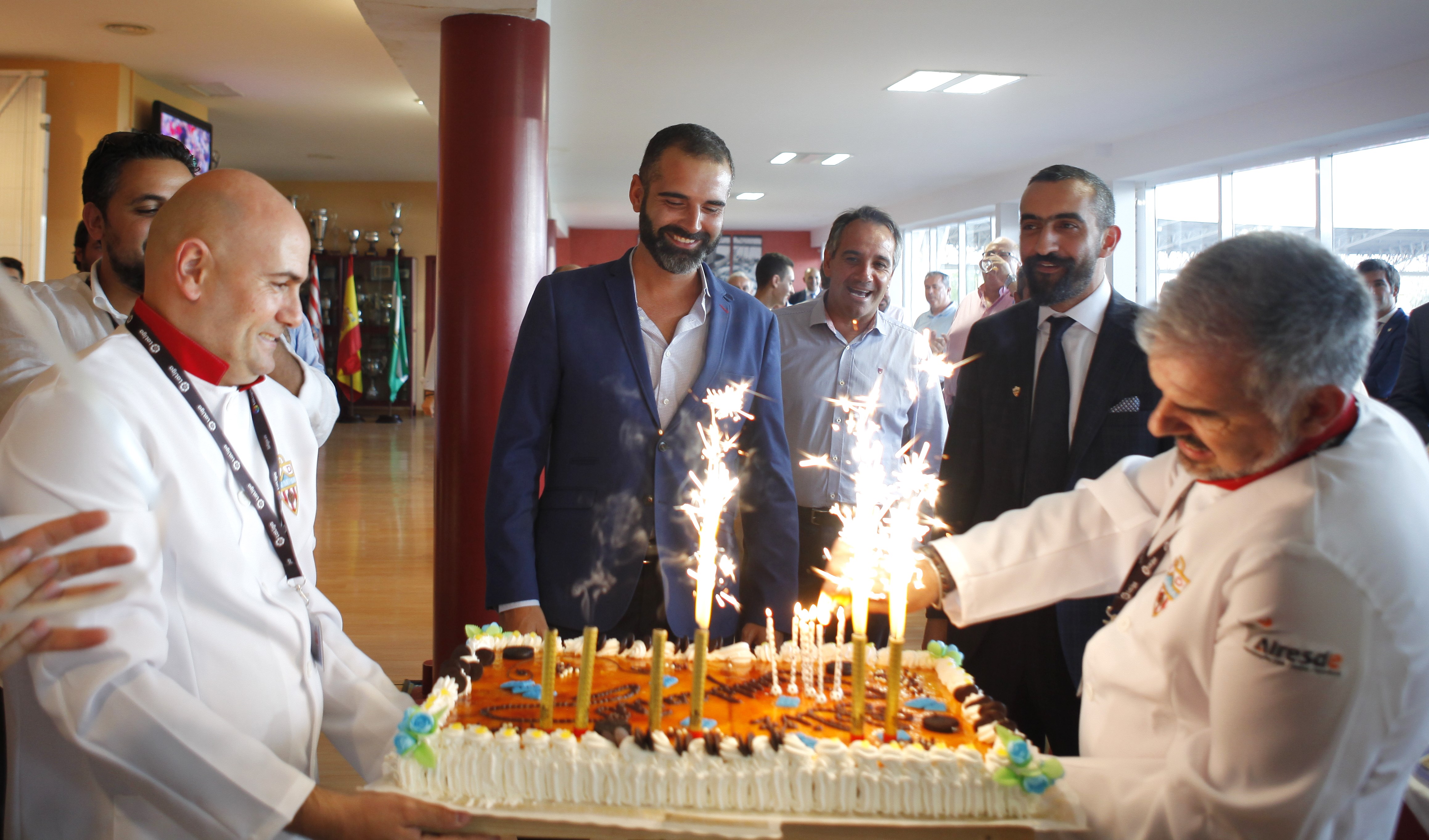 El Almería sorprende con una gran tarta al alcalde por el día de su ...