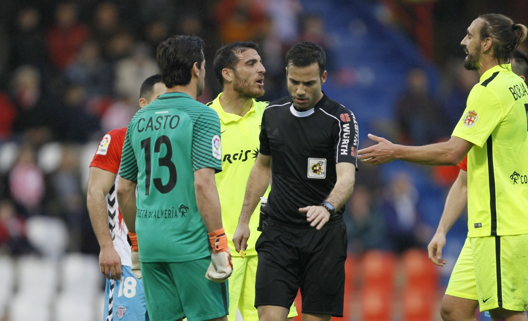 Fran Vélez vio la quinta tarjeta amarilla y será baja la próxima