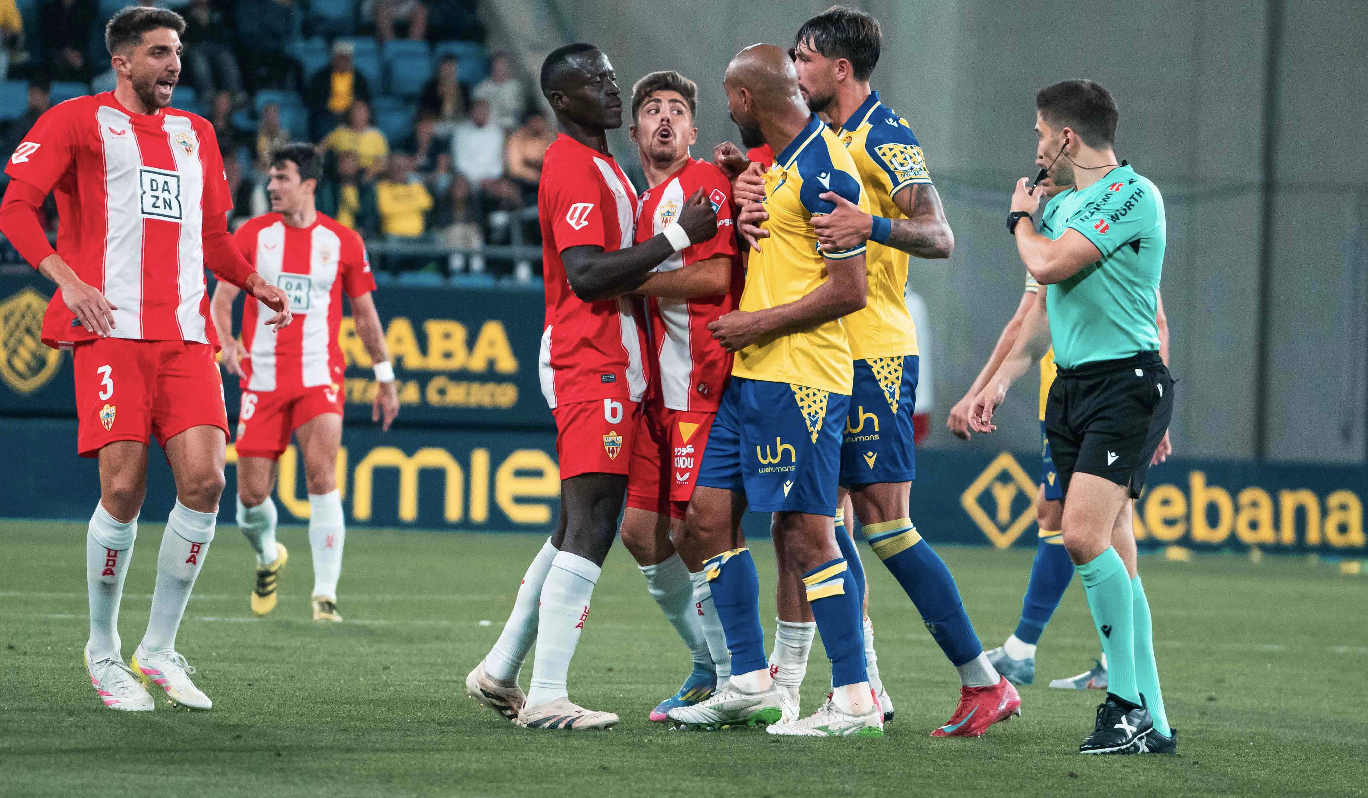 2:1: Almería verlässt Cádiz empört