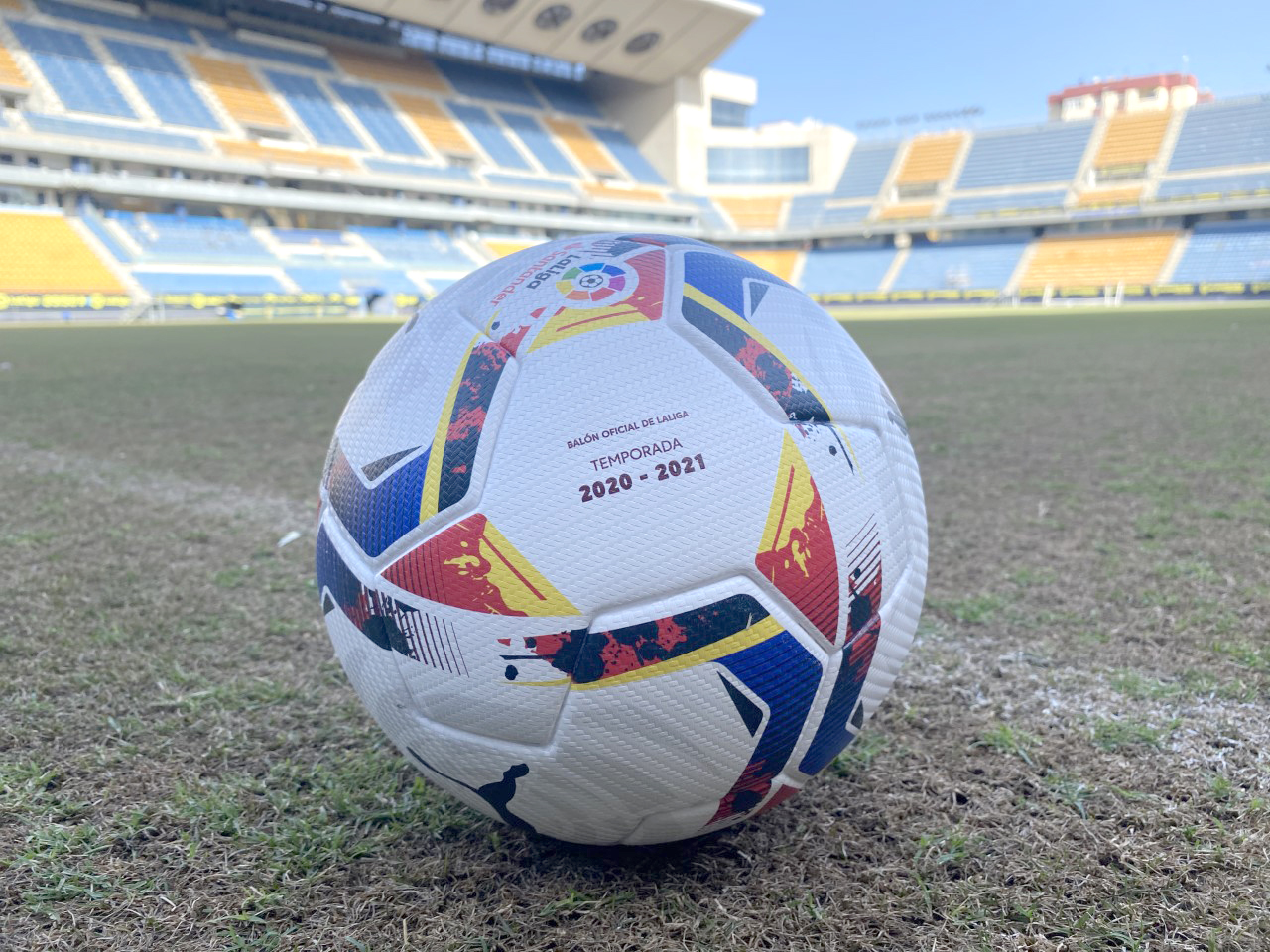 Un estreno sonado para el Cádiz CF - Real Madrid: conozca el nuevo balón de  LaLiga