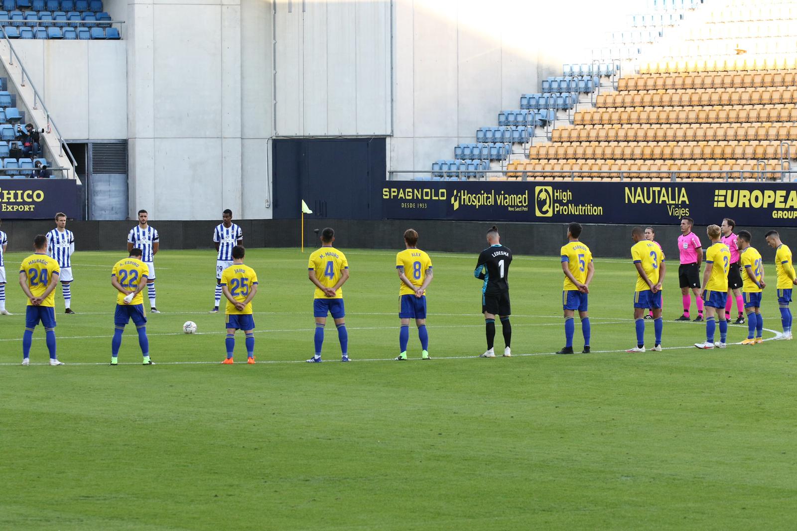 MOVING TRIBUTE TO ADOLFO BOLEA AND THEO VARGAS Cádiz Club de Fútbol