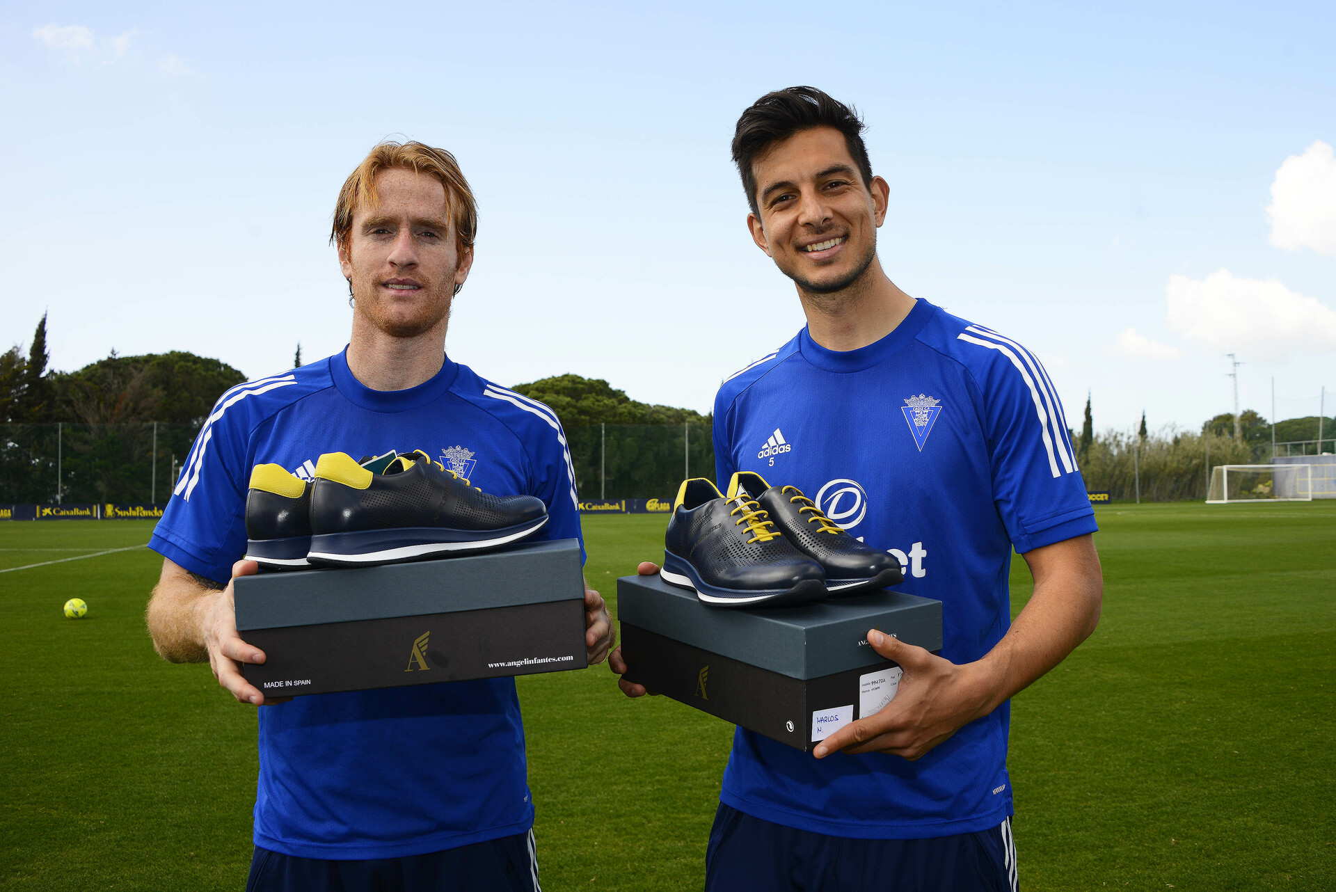 Plantilla y t?�cnicos ya tienen sus zapatos de ??ngel Infantes | C??diz Club de F??tbol | Web Oficial
