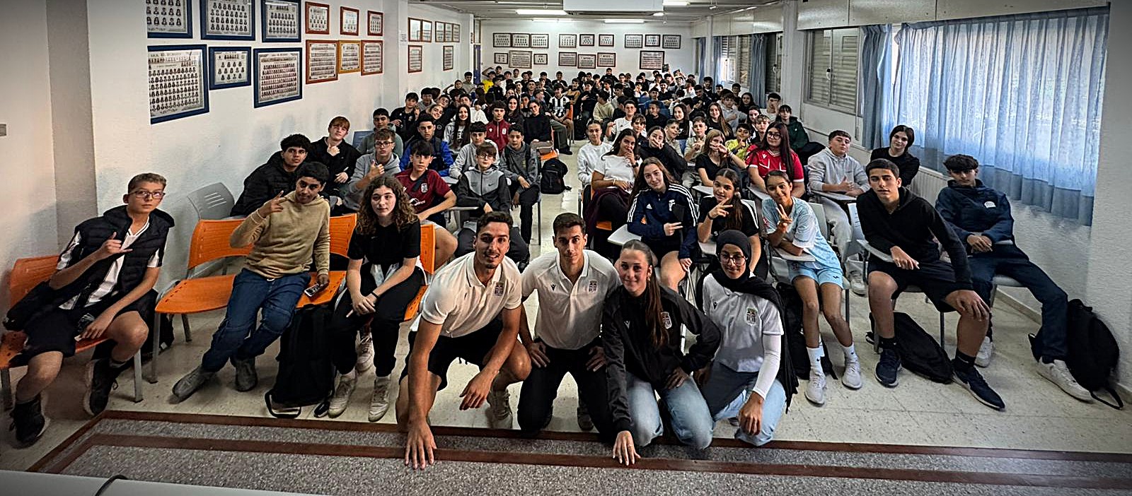 El FC Cartagena visita el IES El Bohío en una jornada de convivencia y deporte con el alumnado