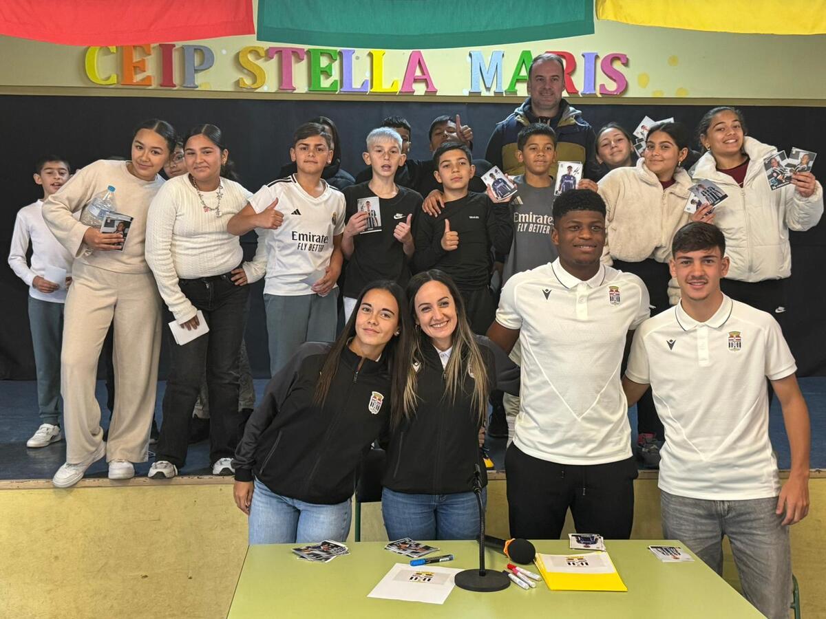 El FC Cartagena visita el CEIP Stella Maris en una nueva jornada de convivencia con el alumnado