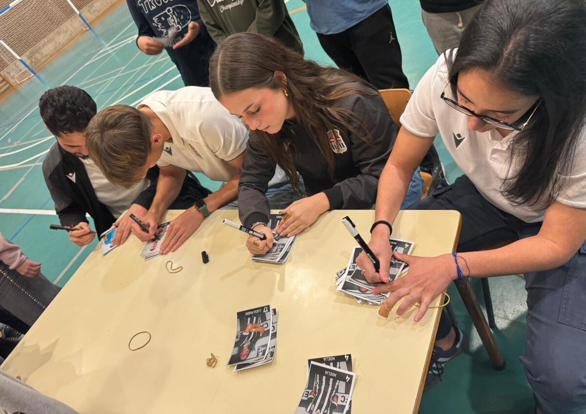 El FC Cartagena visita el CEIP Fernando Garrido de Canteras en una jornada de deporte y valores
