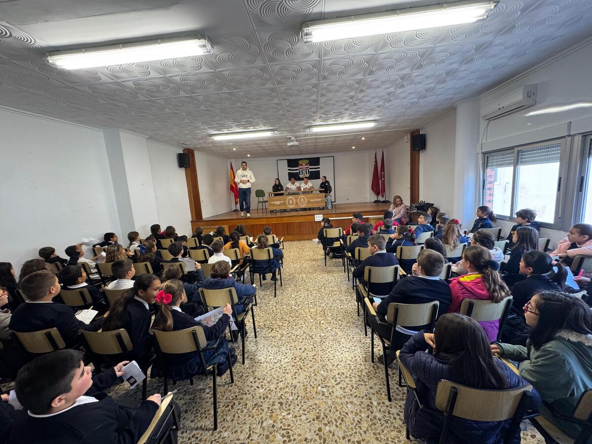 Una mañana de ilusión albinegra en el Colegio Sagrado Corazón de Los Dolores