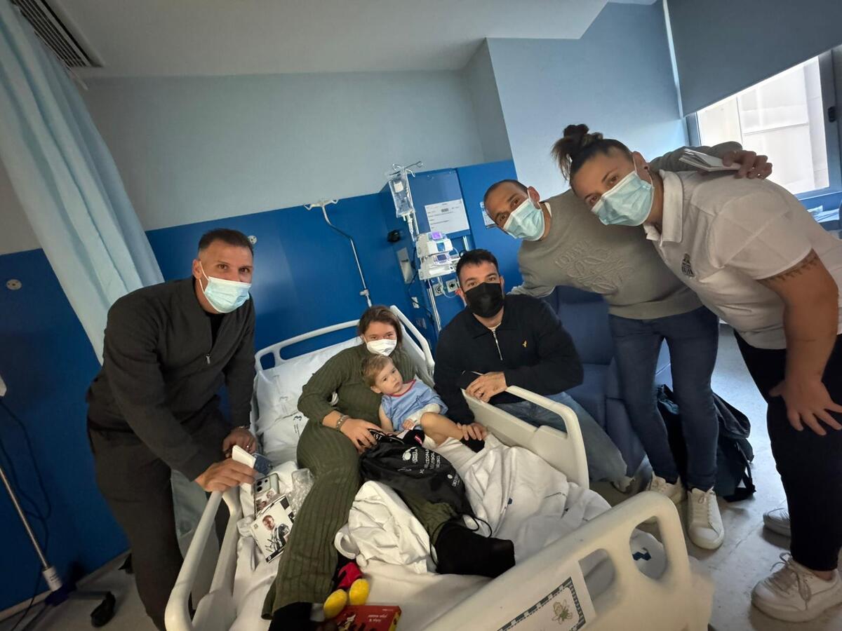 El FC Cartagena visita la planta infantil del Hospital Santa Lucía para llevar ilusión y ánimo a los más pequeños