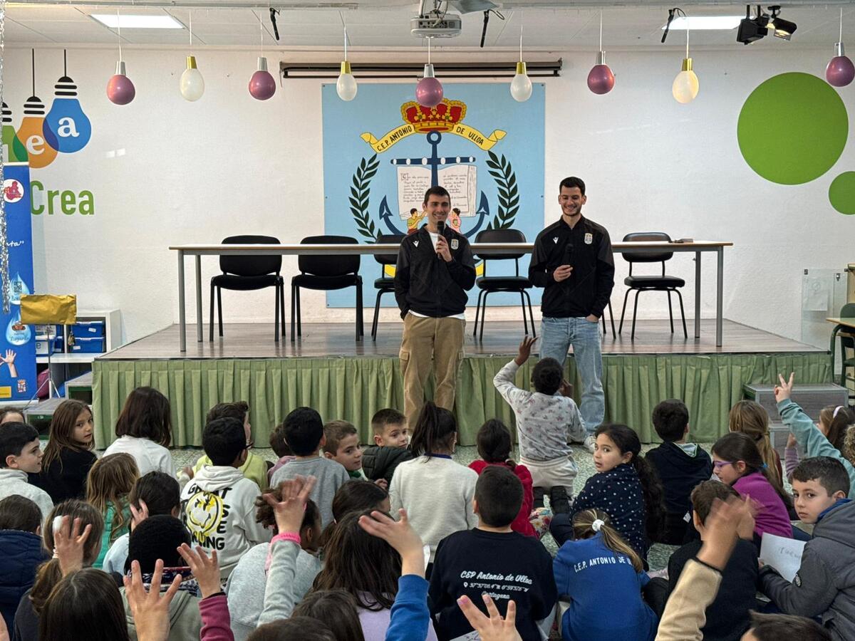 Chuca y Ander Martín comparten una mañana de fútbol y valores en el CEP Antonio de Ulloa
