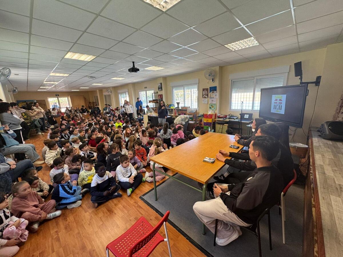 El FC Cartagena comparte una mañana de fútbol y valores en el CEIP Ciudad Jardín