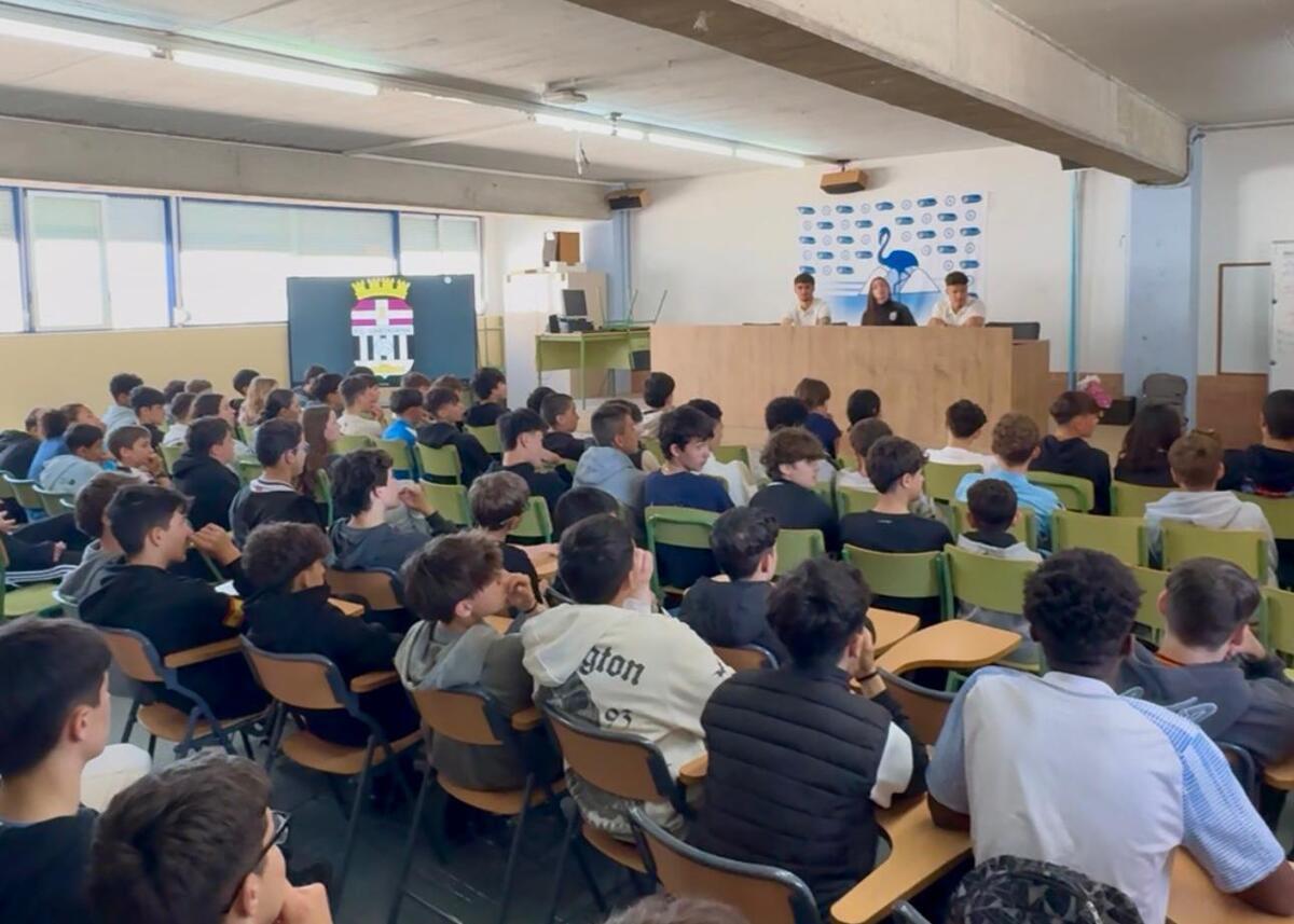 El FC Cartagena lleva el cartagenerismo hasta La Manga con su visita al IES Las Salinas