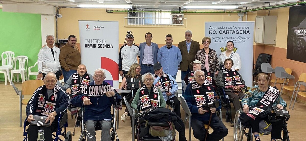 La residencia de mayores Bouco visita el Cartagonova dentro del taller de reminiscencia