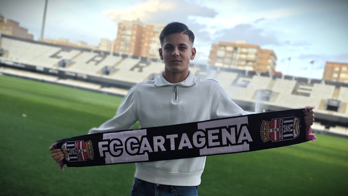 Fran Jiménez renueva con el FC Cartagena y continúa su crecimiento en la cantera albinegra