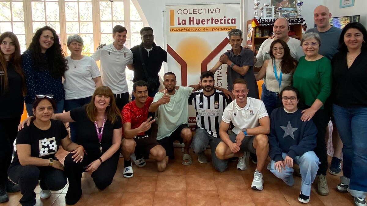 El FC Cartagena continúa su recorrido social con una visita a La Huertecica