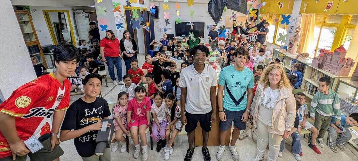 Caye y Peter comparten una mañana de ilusión y valores en el CEIP Mastia