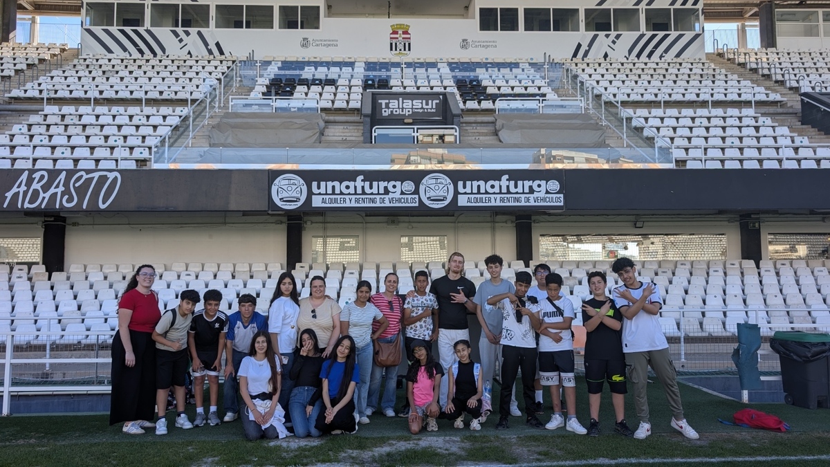 La Fundación Sierra Minera visita el Cartagonova en una jornada de convivencia con el FC Cartagena