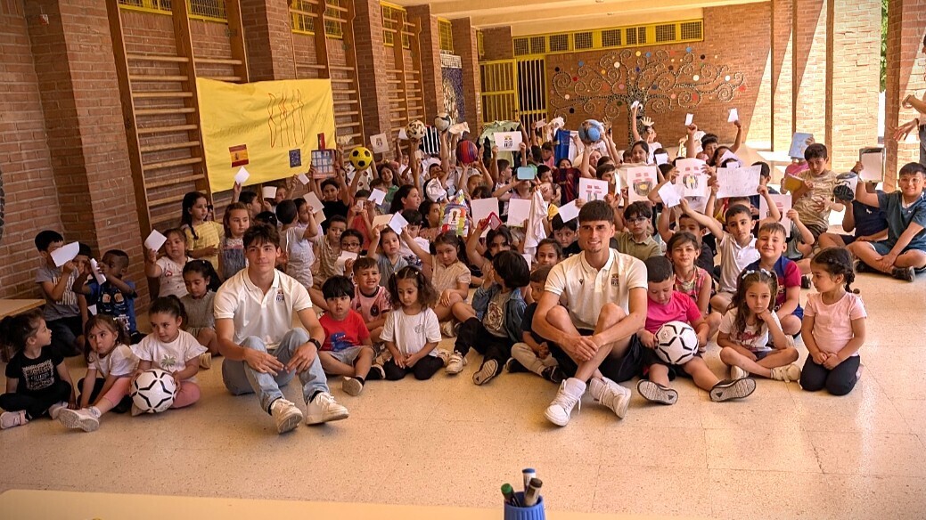 El FC Cartagena visita el CEIP San Félix en una nueva jornada de cercanía y valores