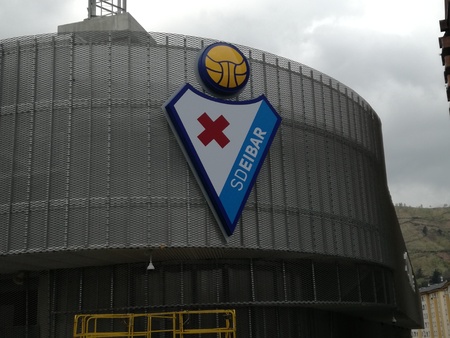 El escudo de SD Eibar preside desde hoy la llegada a Ipurua | SD Eibar | Web Oficial