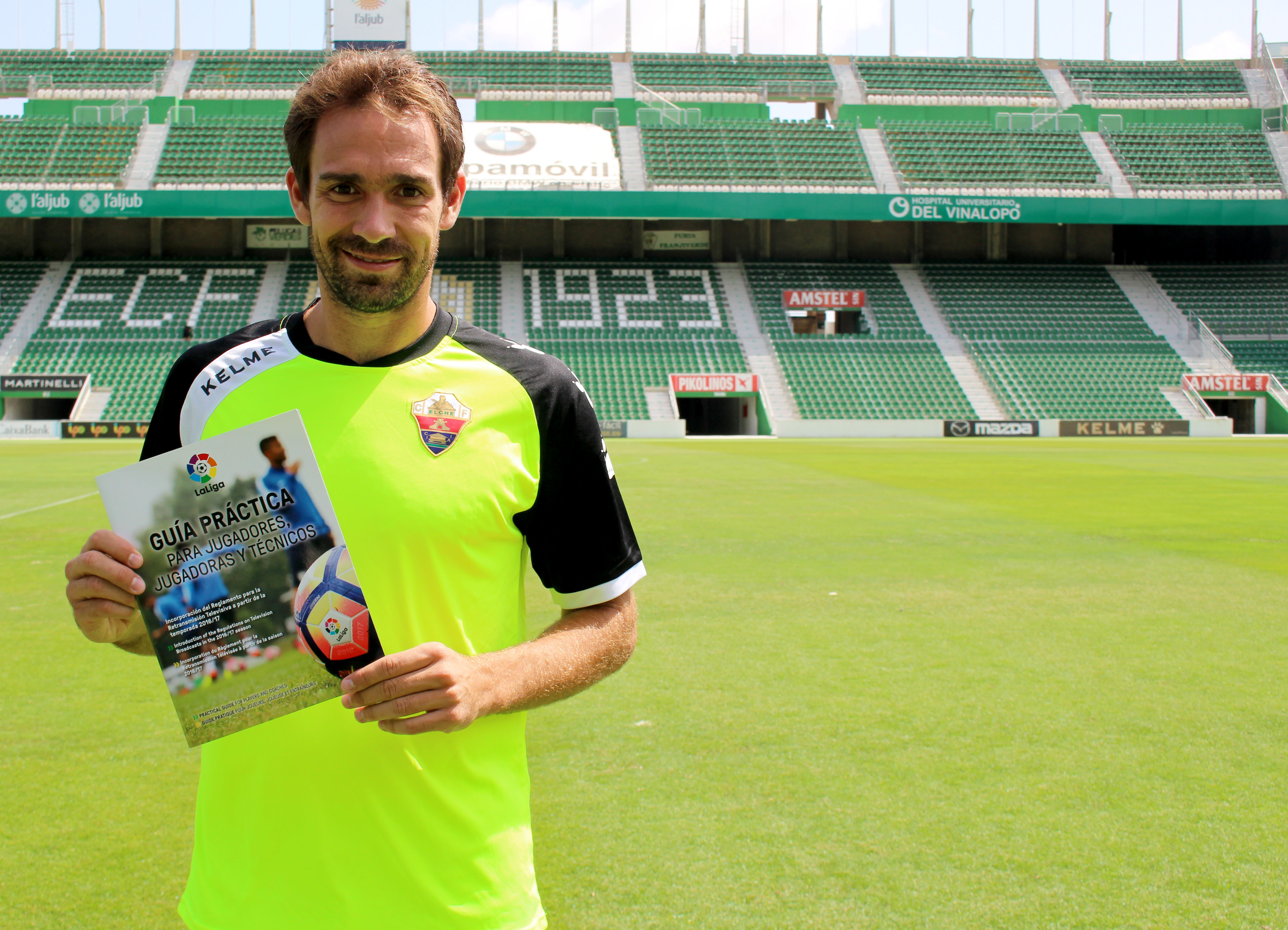 El Elche C.F. recibe el Manual de Bienvenida 2016/2017 de LaLiga