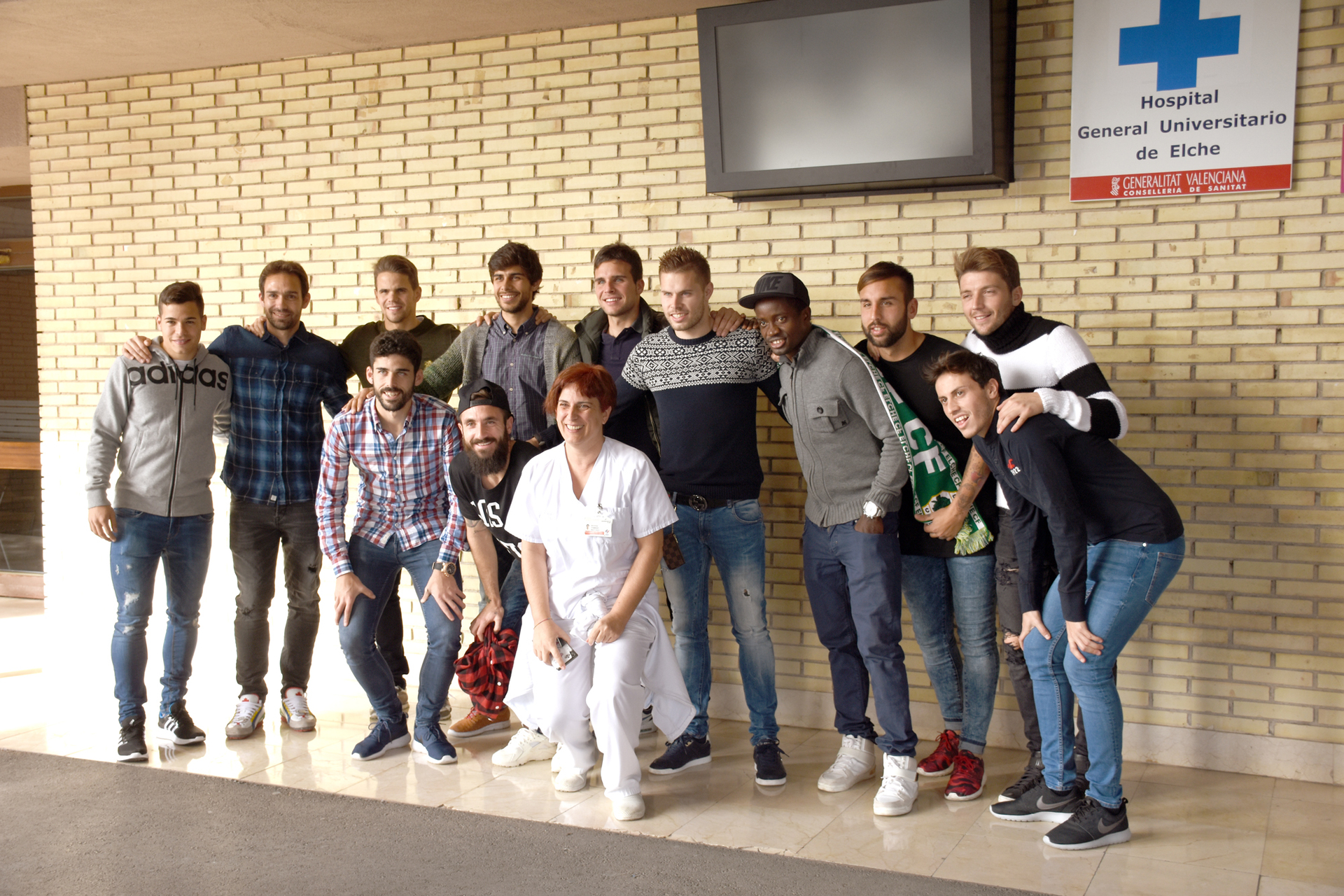 La plantilla del Elche, en el Hospital General Universitario | Elche CF ...