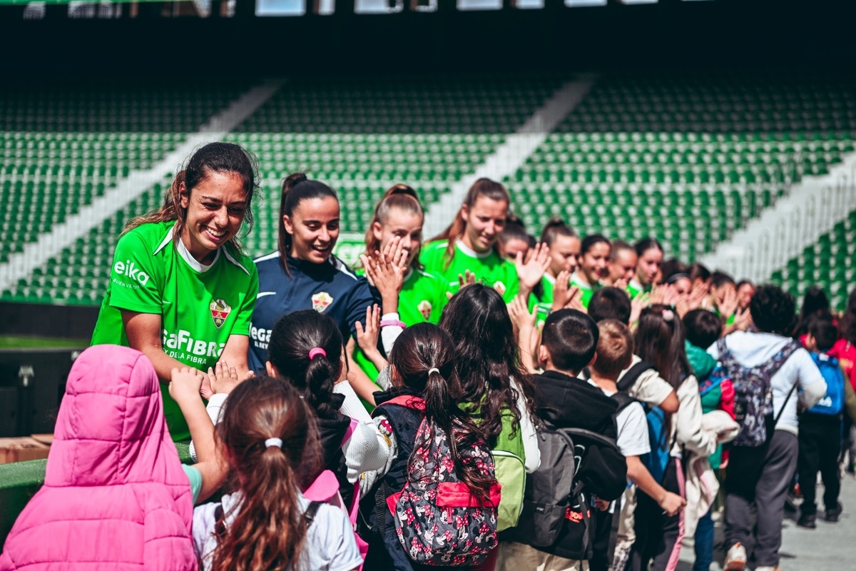 Cerca de un millar de escolares vibran con el Elche CF Femenino en el ...