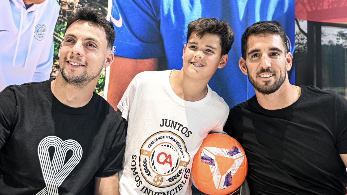 Firma de autógrafos de Bigas y Plano | Elche CF | Web Oficial