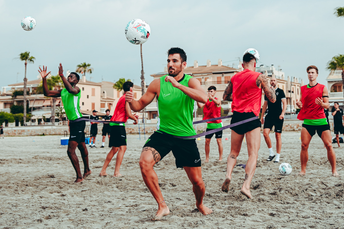 El primer equipo del Elche CF disfruta de una jornada de trabajo ...