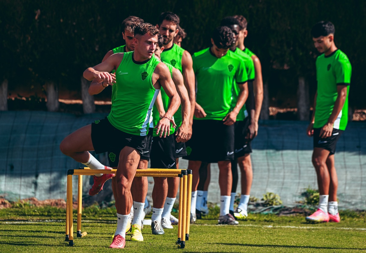 El Elche CF lanza su nueva ropa de entrenamiento para la temporada 2025 ...