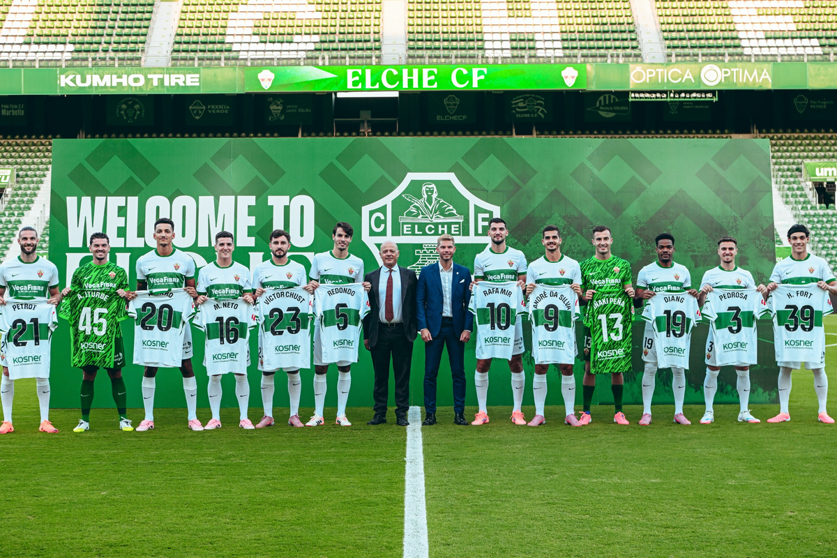 El Elche CF presenta a sus 12 fichajes ante más de 500 aficionados en ...
