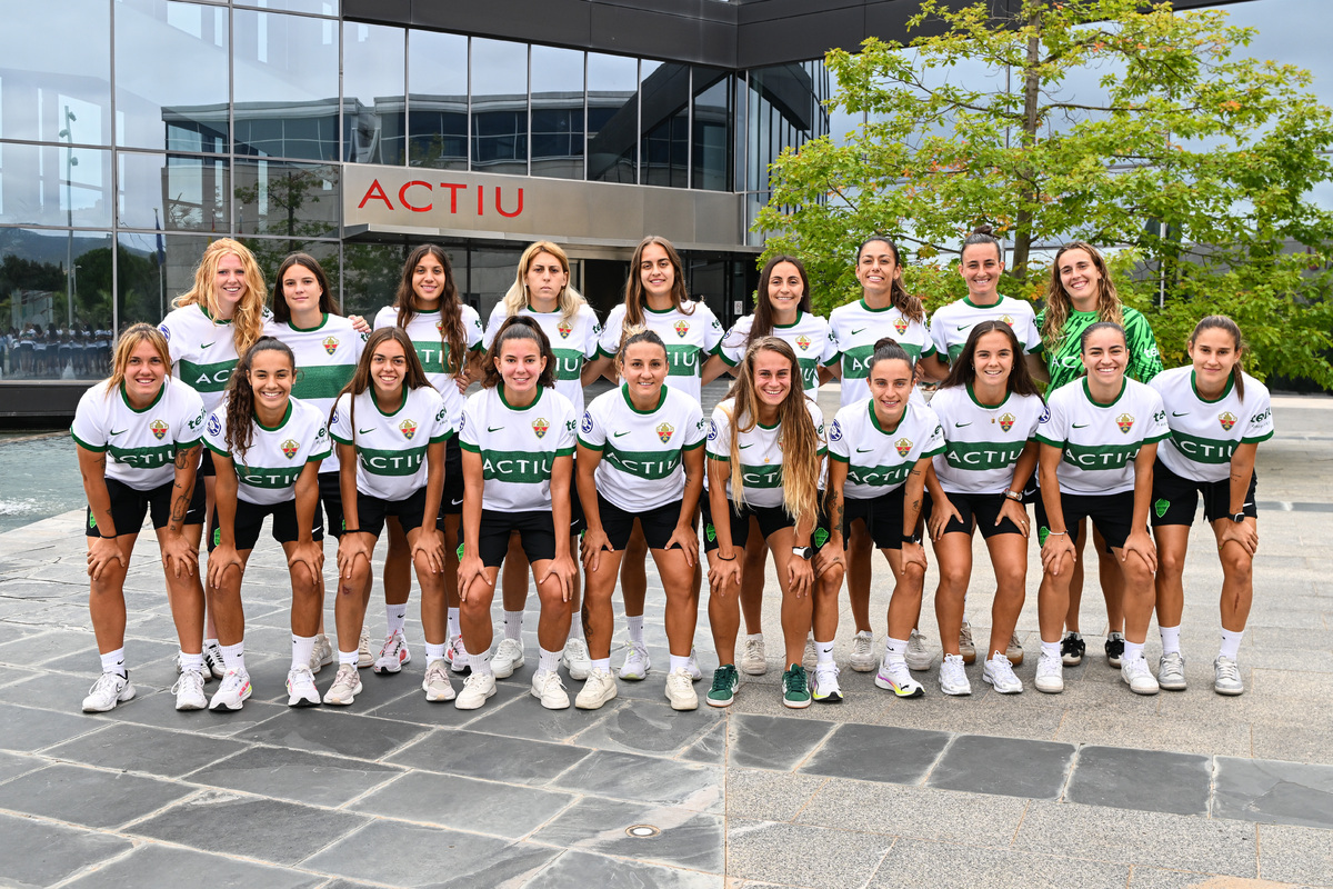 El Elche CF Femenino visita la sede principal de ACTIU, sponsor oficial ...