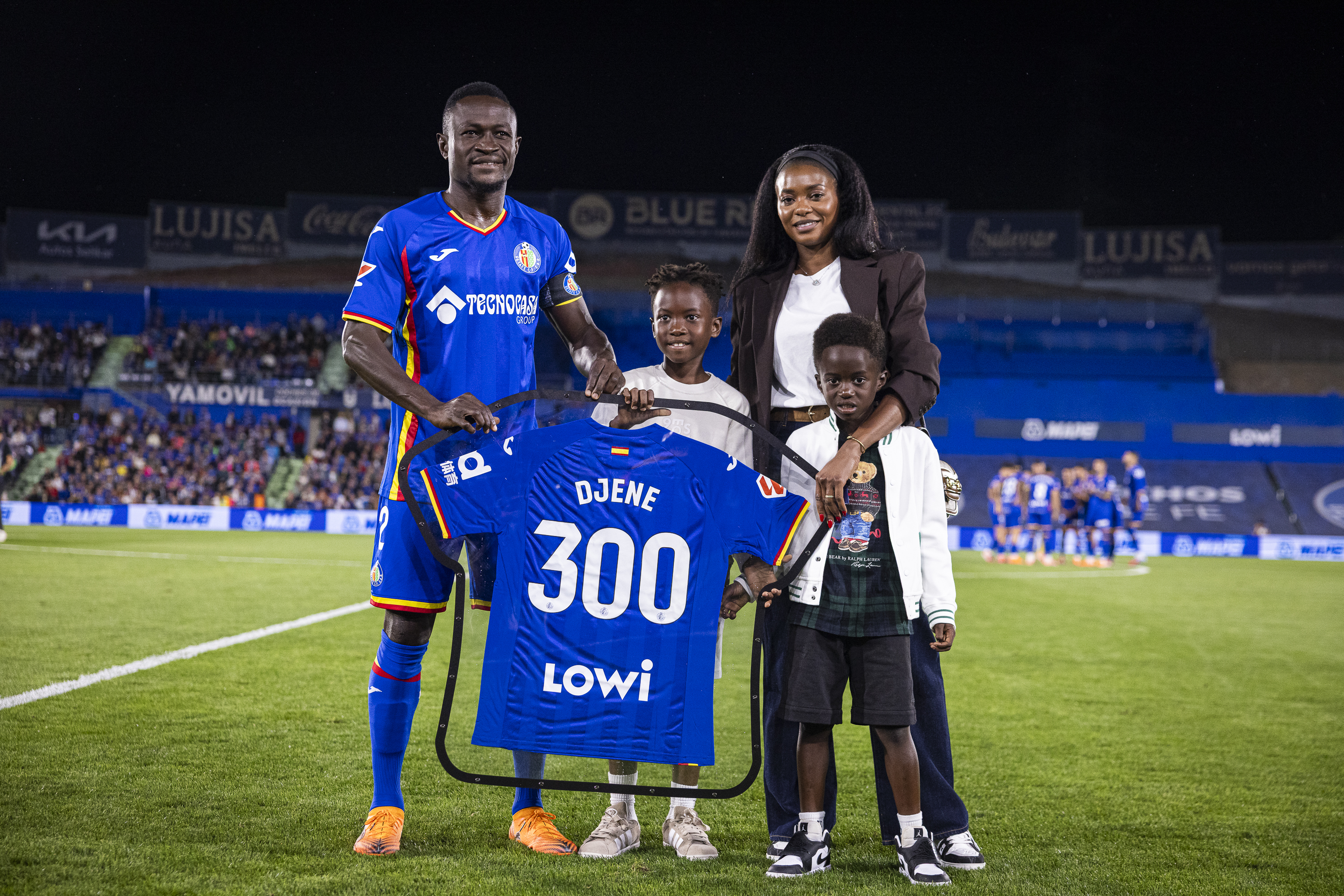 Djené recibe la camiseta conmemorativa por sus 300 encuentros en primera | Getafe CF | Web Oficial