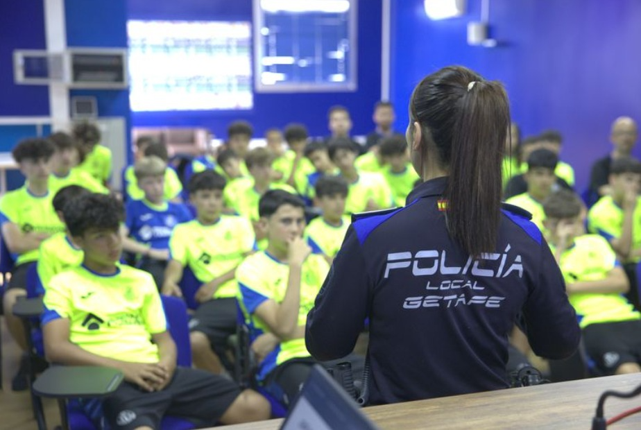 La Fundación Getafe CF celebra una nueva jornada de talleres junto a la Policía Local para concienciar sobre la violencia en el fútbol