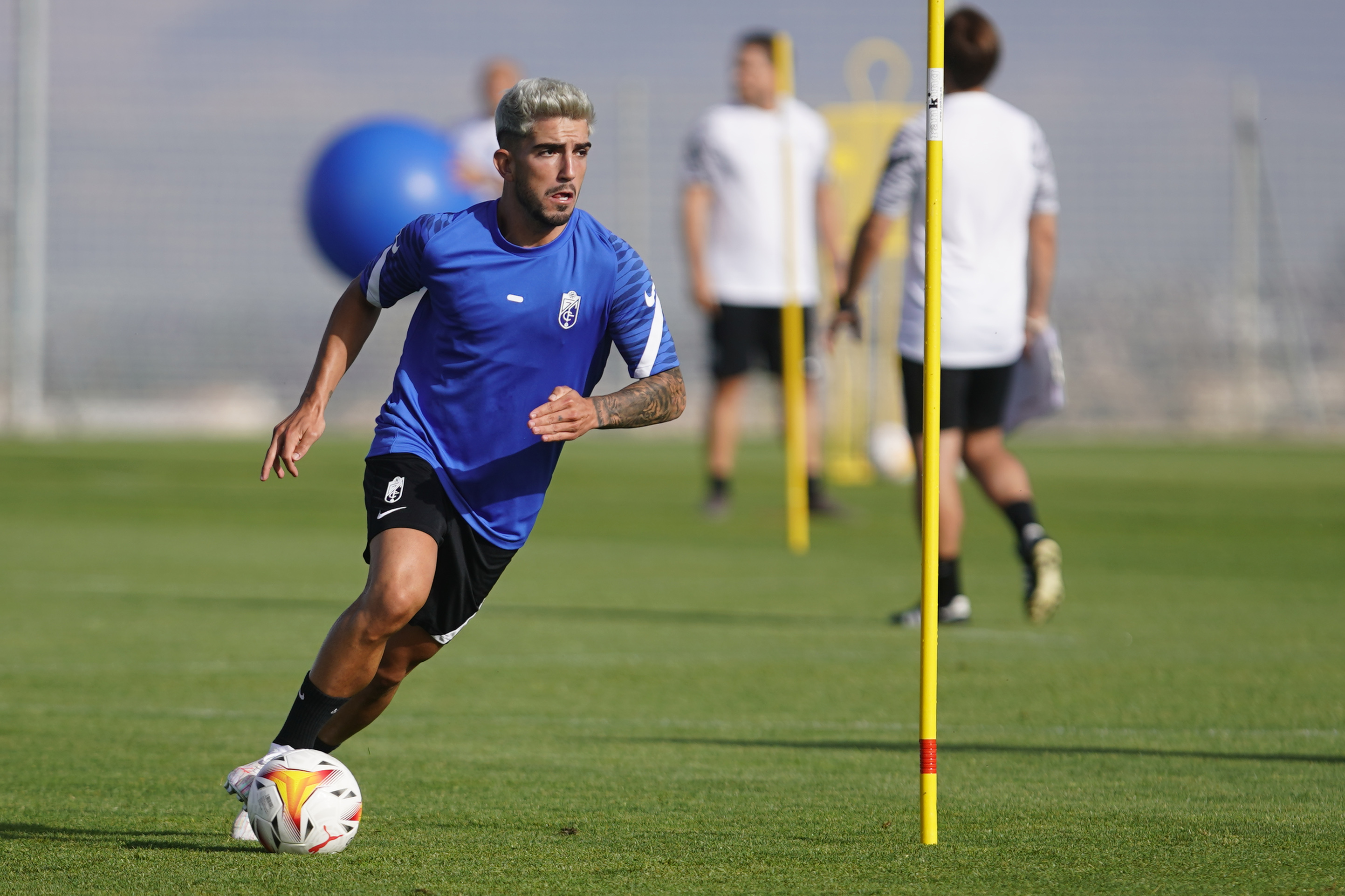 Monchu entrena con sus compañeros Granada CF Web Oficial