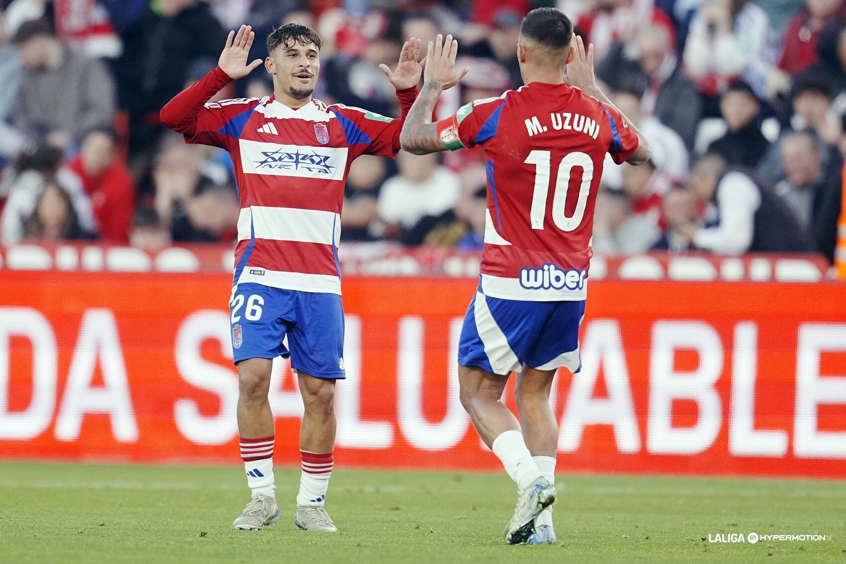 Sergio Rodelas y Myrto Uzuni celebrando el segundo gol frente al Racing. Fuente: Granada CF