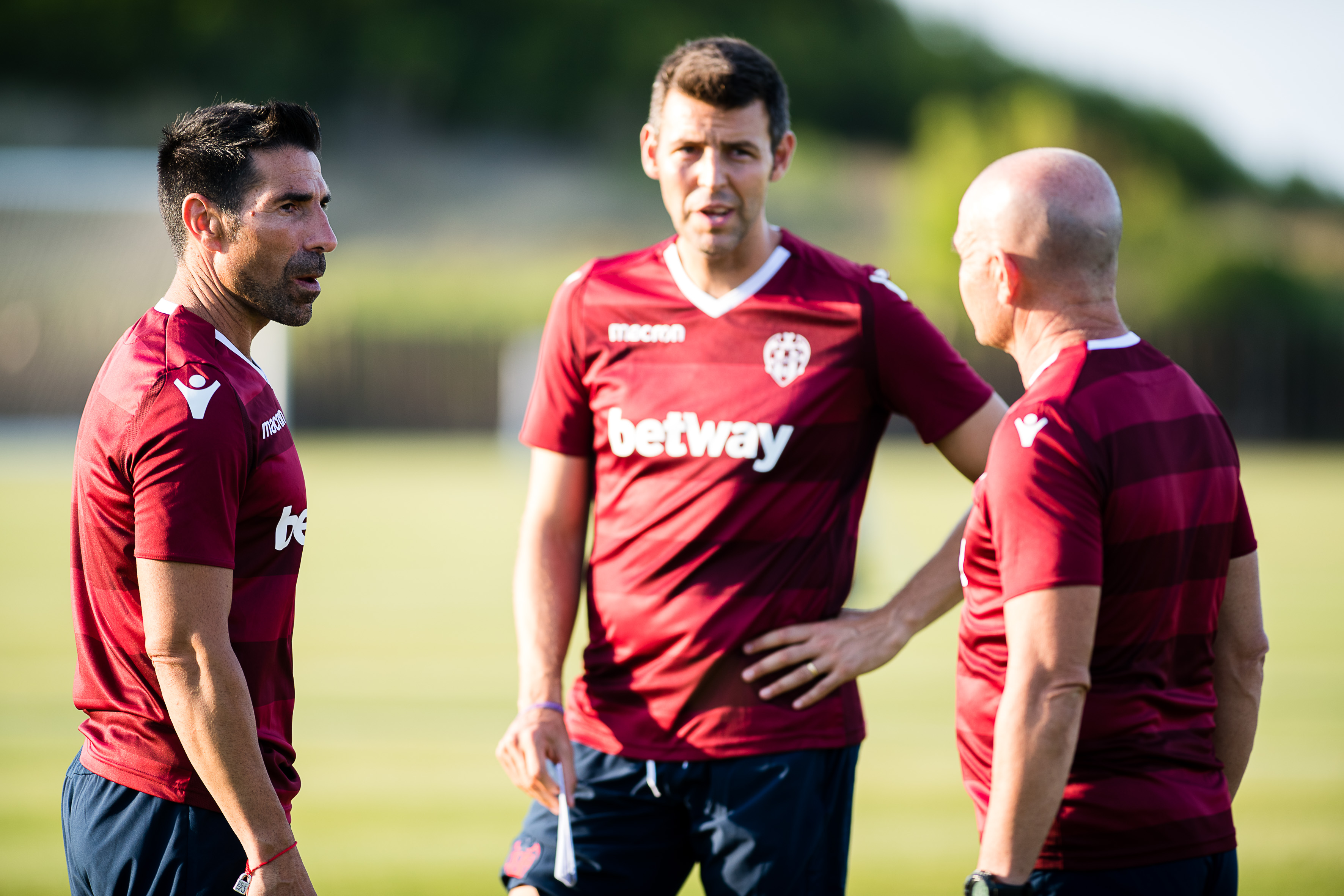 Conoce el día a día del cuerpo técnico en pretemporada | Levante UD ...