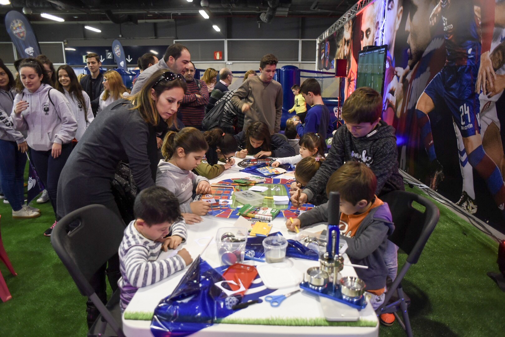 Desde el 26 de diciembre, visita el stand del Levante UD en Expojove ...
