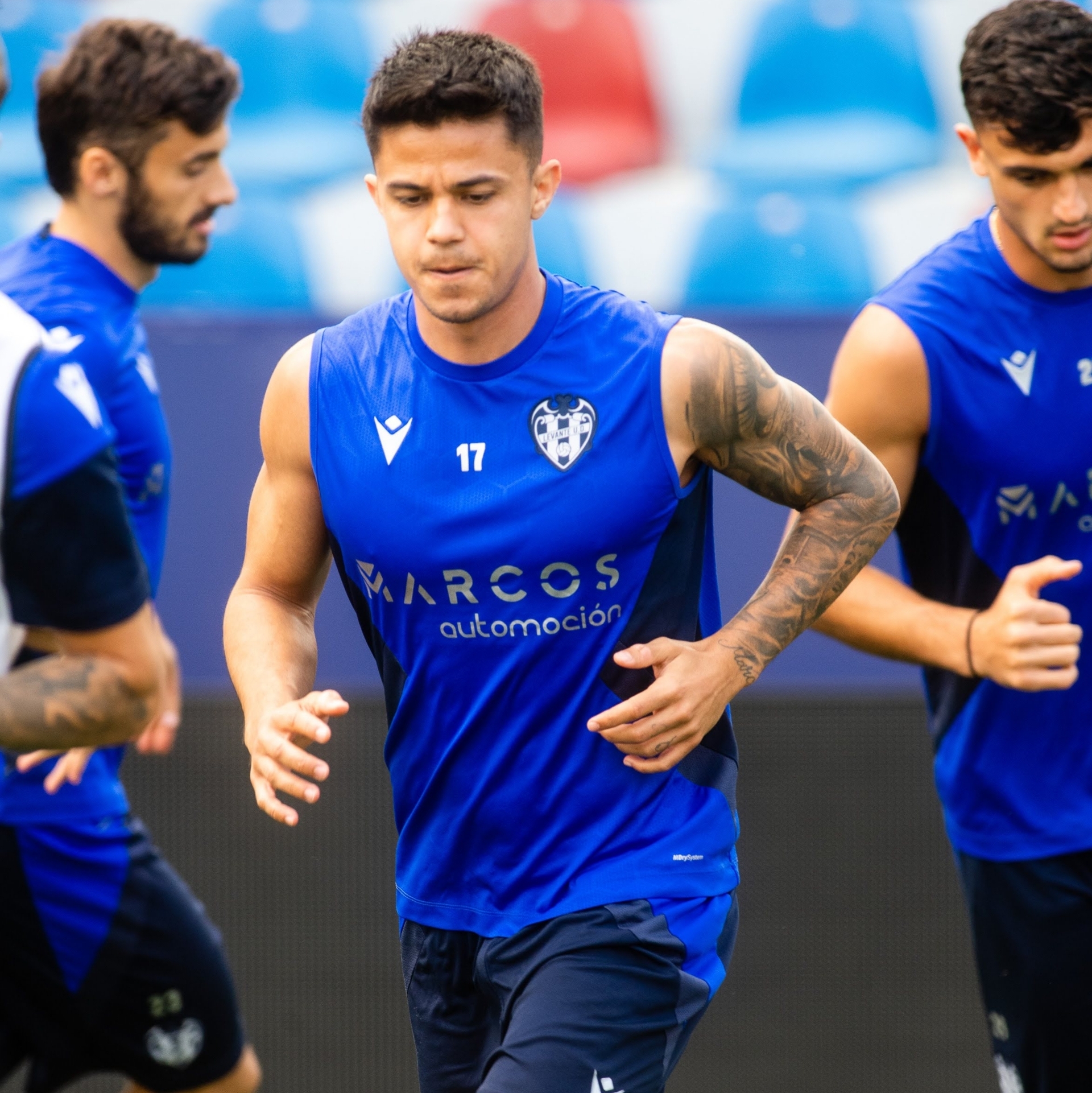 Roger Brugué comienza a trabajar con el resto de sus compañeros