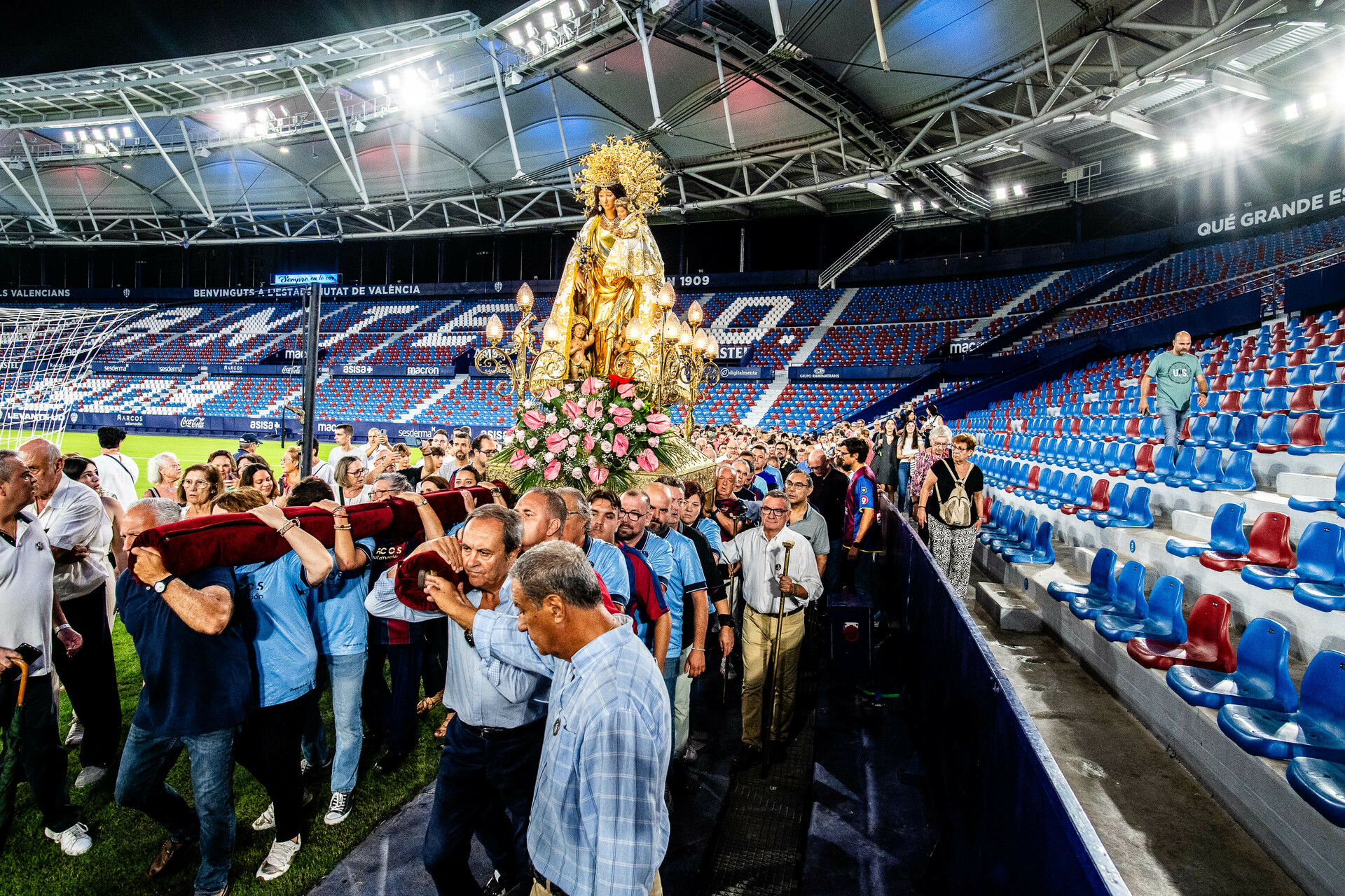 La Virgen de los Desamparados visita el Ciutat de València en un emotivo acto