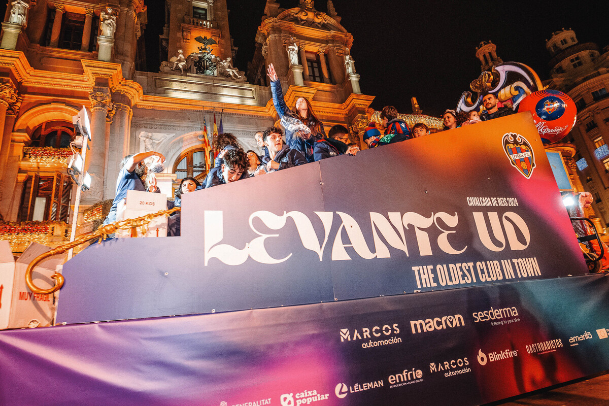 El Levante UD acompaña a los Reyes Magos en su recorrido por las calles ...