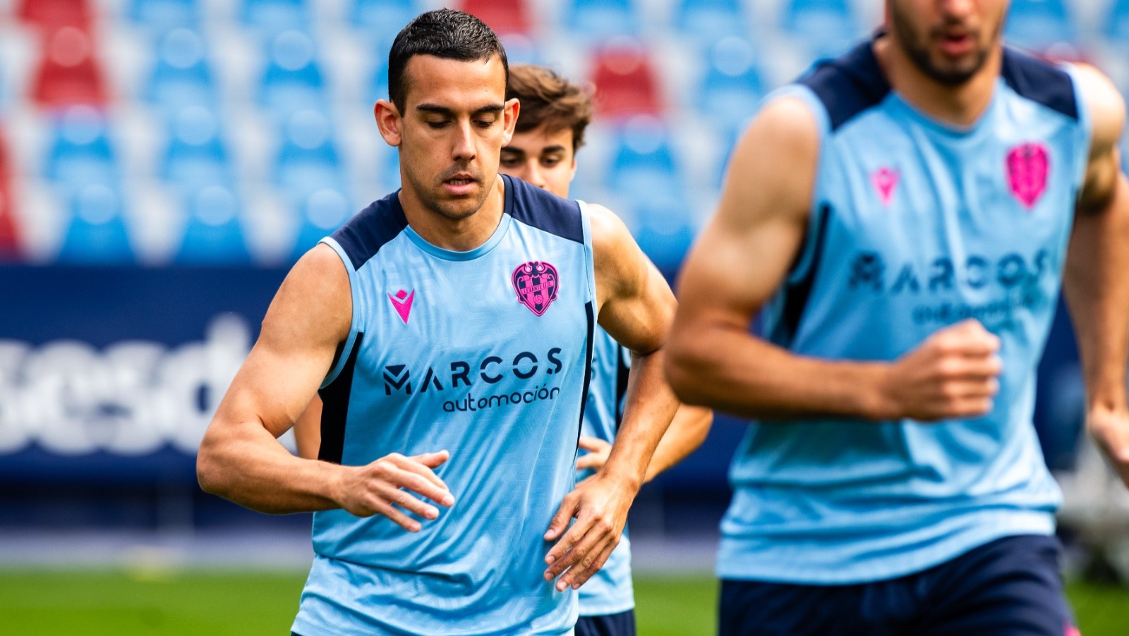 Ángel Algobia se ejercita con el resto de sus compañeros Levante UD