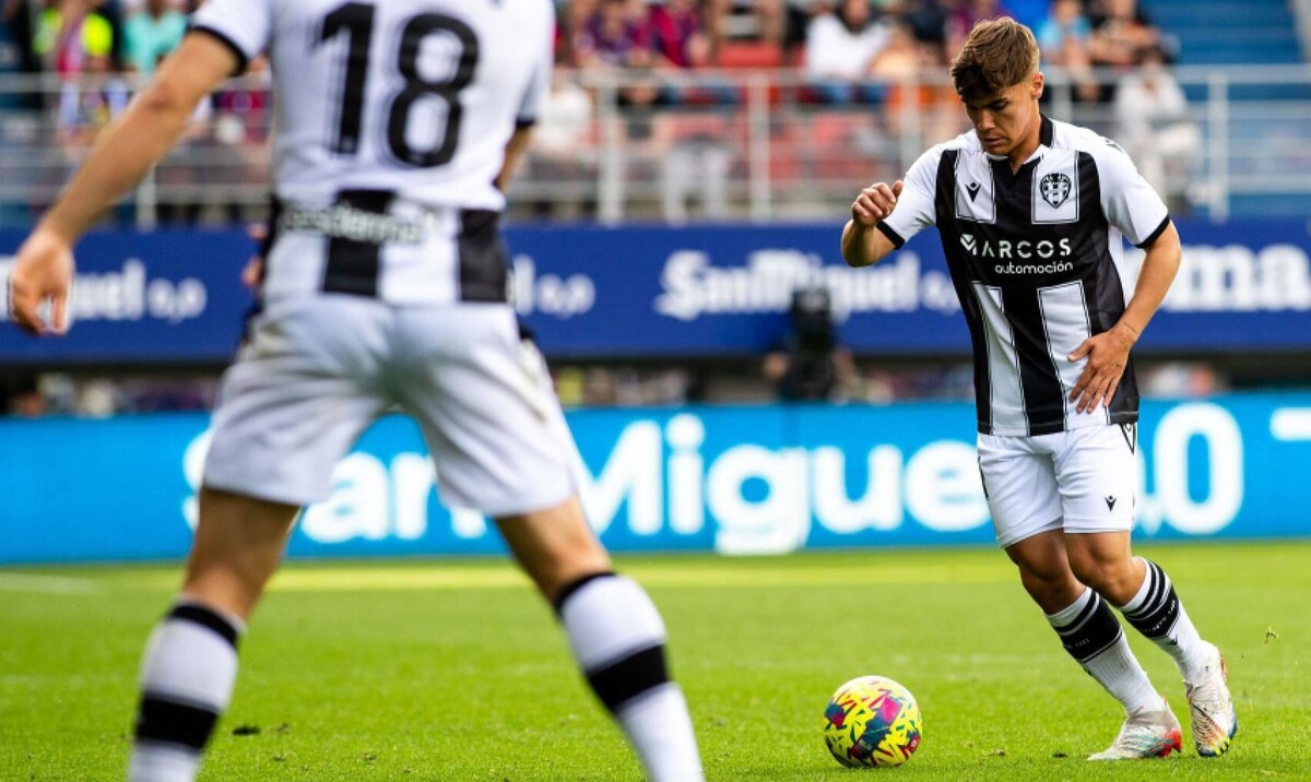 El Levante UD amplía la vinculación de Carlos Giménez hasta 2026 ...
