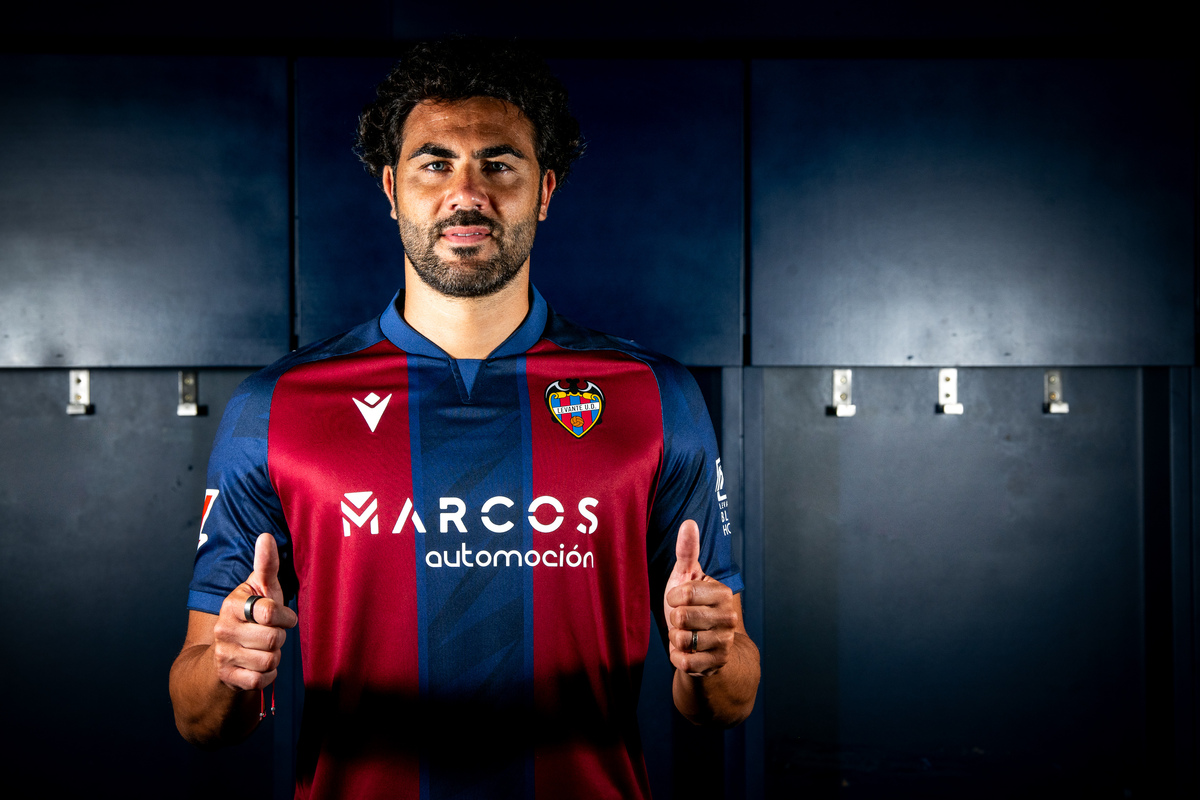 Levante UD presenta su primera equipación de juego de la mano de Macron ...