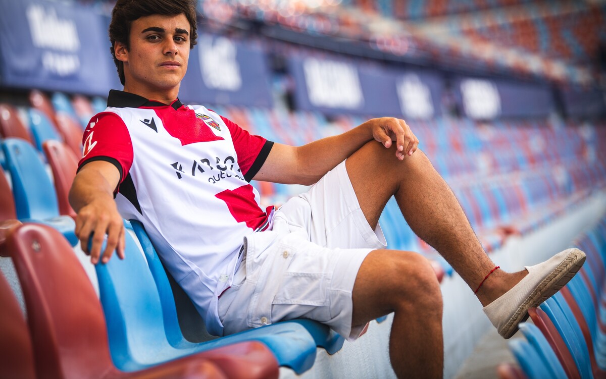 Levante UD se suma a la tendencia retro en su segunda equipación con un ...