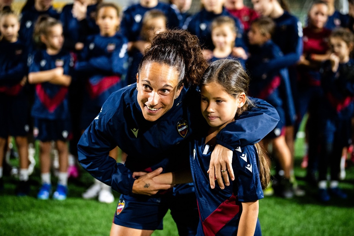 El primer equipo femenino del Levante UD visita a su cantera y entrena ...