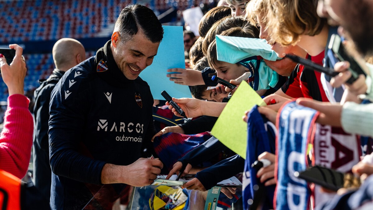 El Levante UD se ejercita a puerta abierta en el Ciutat de València ...