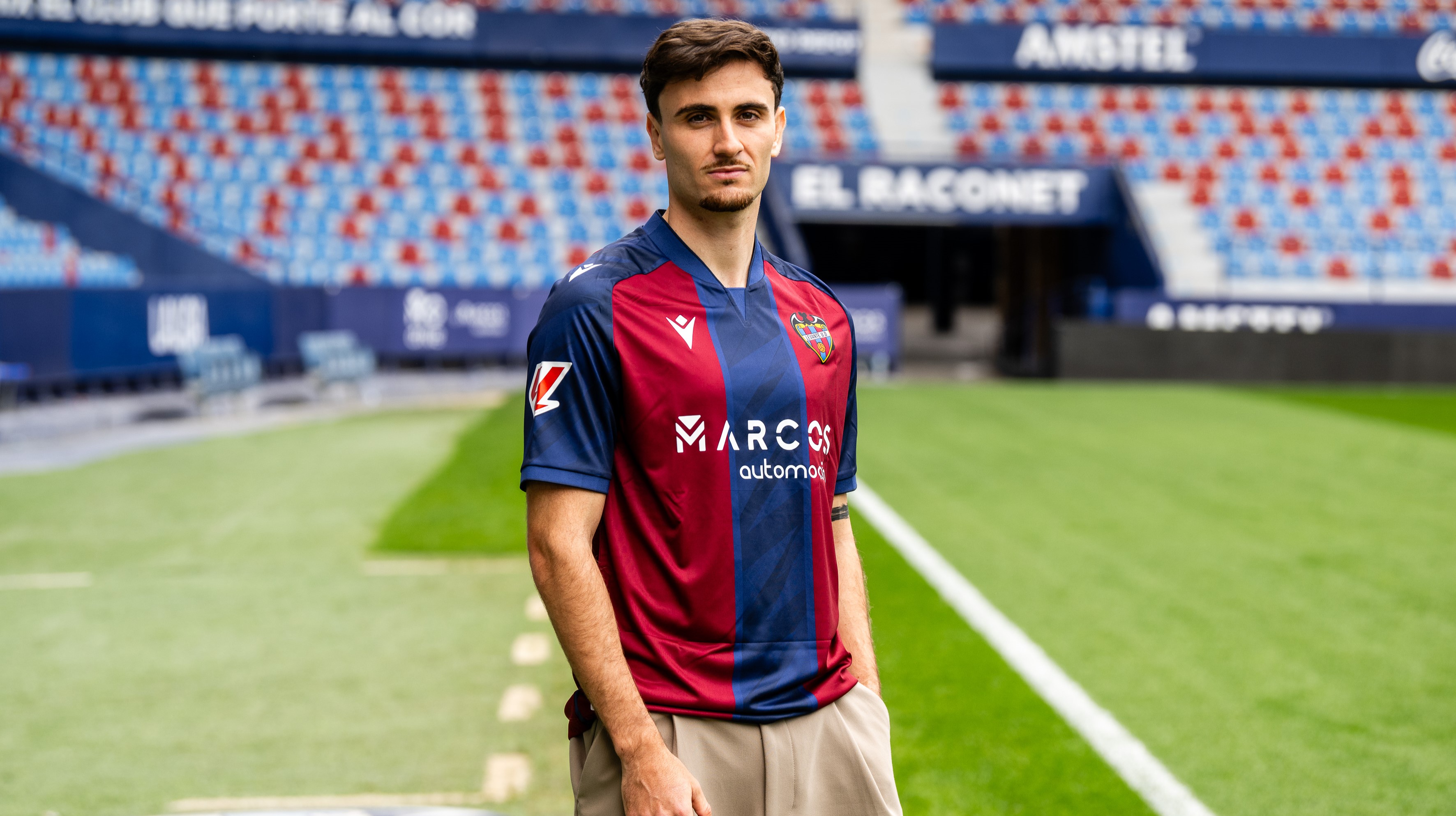 Álex Forés posando en el Ciutat de Valencia. Fuente: Web Oficial del Levante UD.