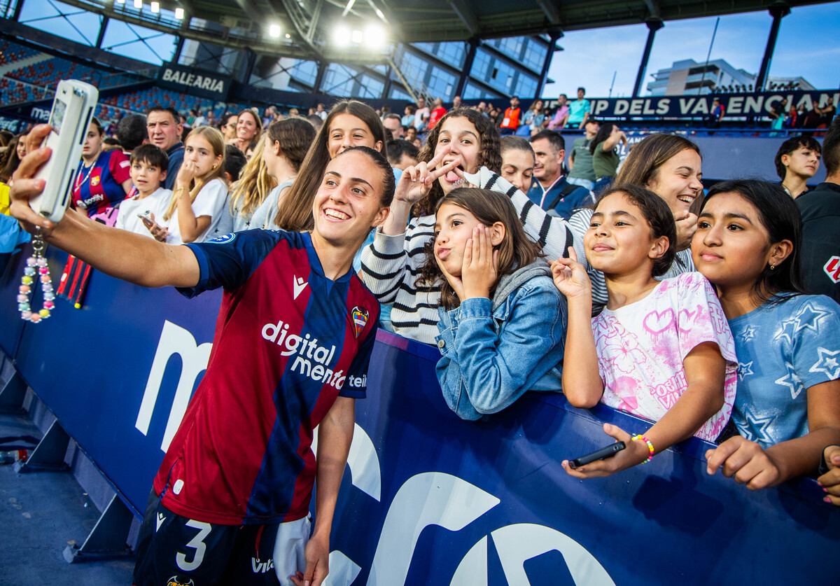 El Levante UD Femenino celebra el Día del Niño con regalos para los más ...